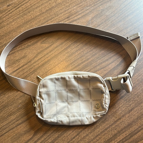 Lululemon Athletica Wordmark Grid 1L Lightweight Everywhere Belt Bag - Picture 1 of 8